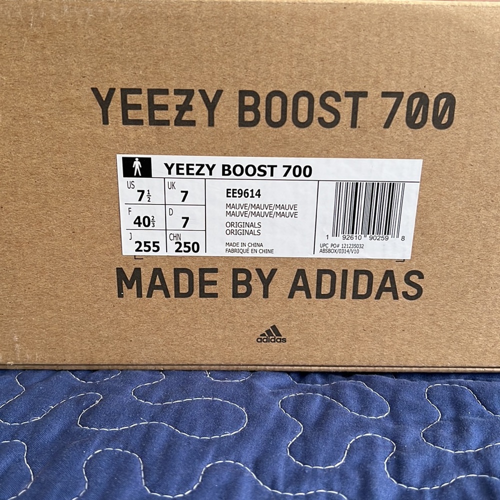 adidas Yeezy Boost 700 Mauve - Picture 5 of 7
